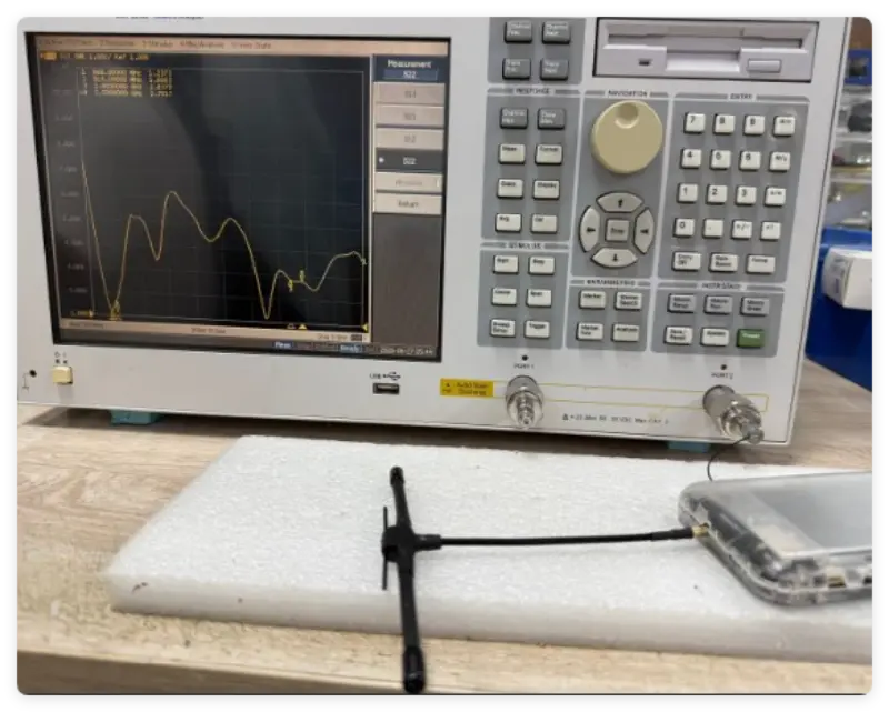 Por que é essencial prestar atenção ao VSWR (Voltage Standing Wave Ratio) ao selecionar uma antena?